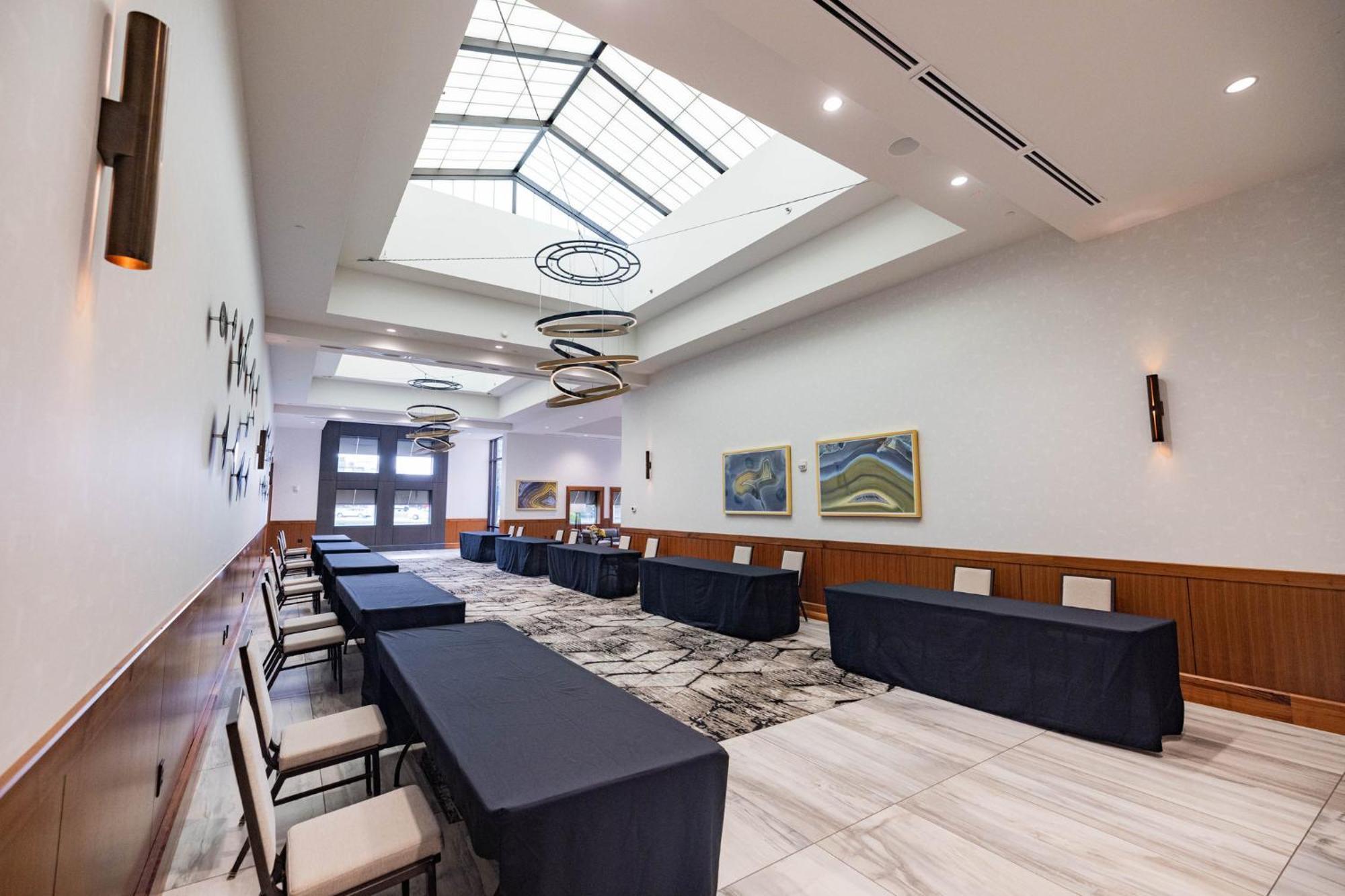 Crowne Plaza Lansing By Ihg Hotel Екстериор снимка