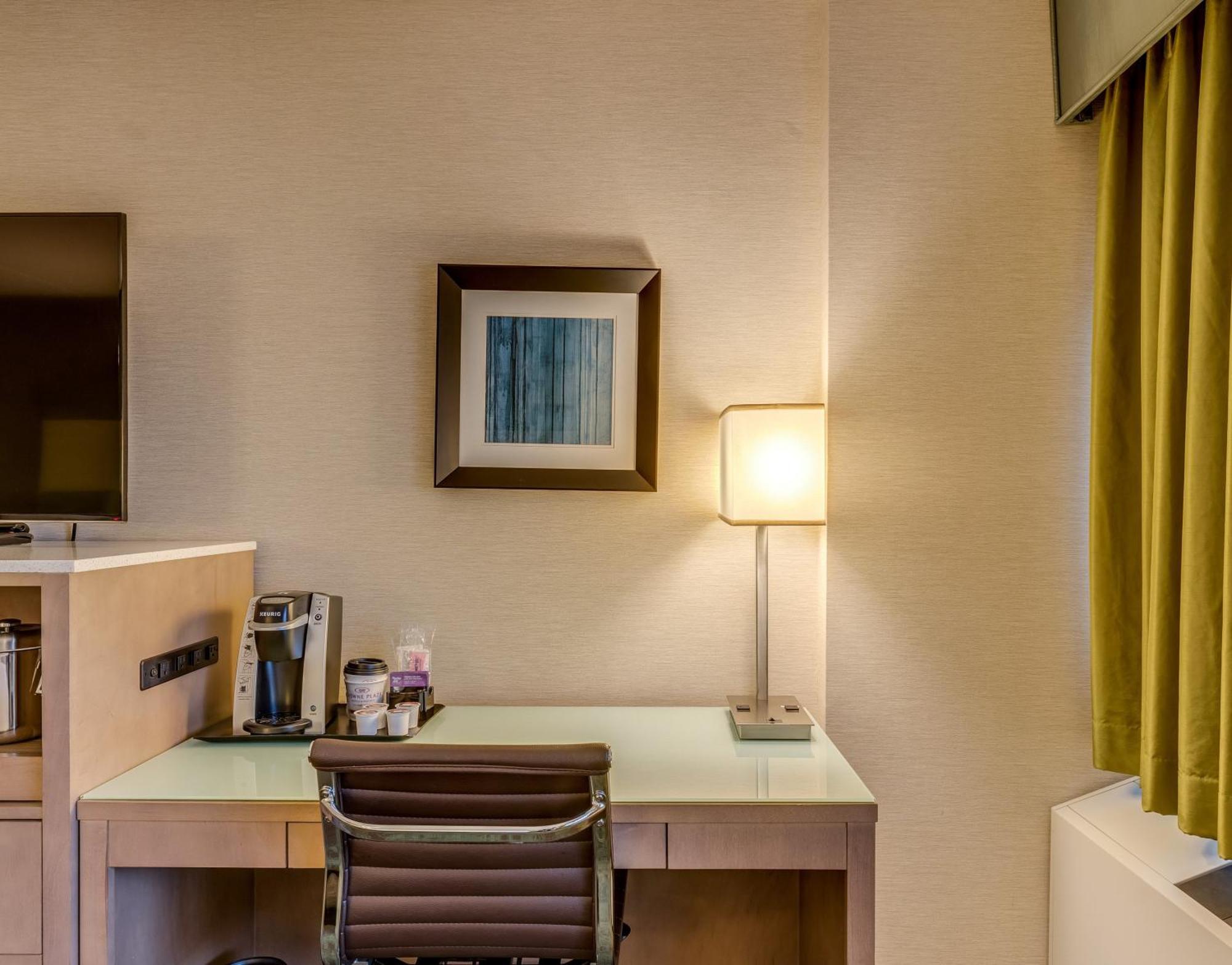 Crowne Plaza Lansing By Ihg Hotel Екстериор снимка